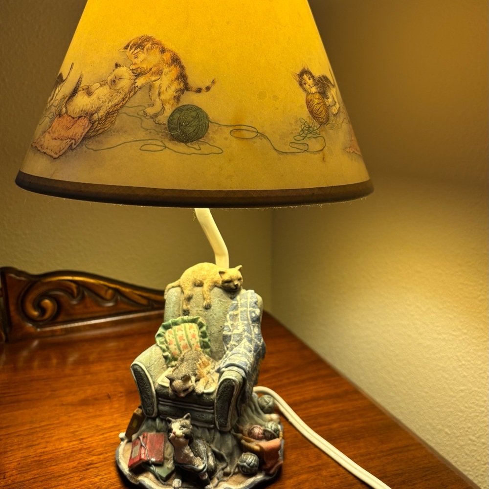 Vintage TIC Desk Lamp Kittens